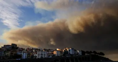 « 10.000 hectares parcourus », neuf blessés, A9 fermée… Le feu s’accroît dans l’Aude, en vigilance rouge incendie